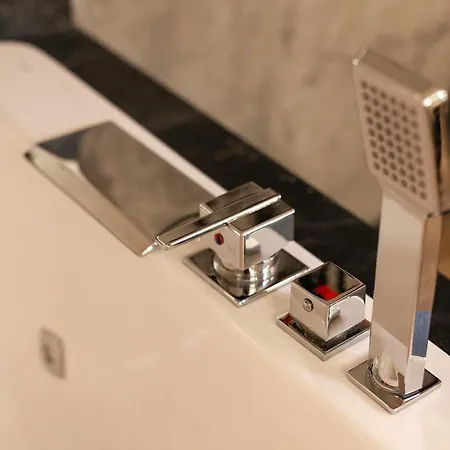 Royal Hot Jucuzzi 리비프