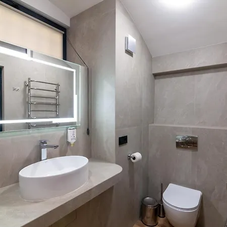 Royal Hot Jucuzzi Apartman Lviv